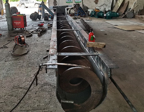 ����̎��ݔ�͙C